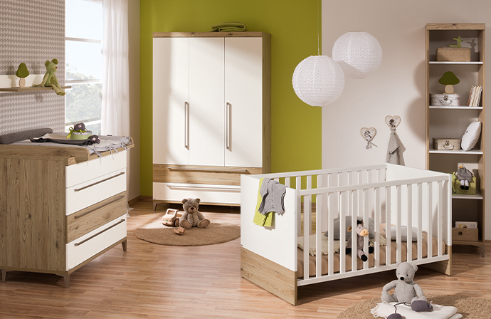 Babyserie in Weiß mit Korpus und Akzenten in Holz-Optik