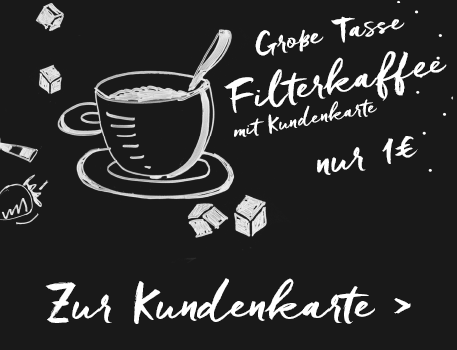 schwarze Tafel mit weißer Kreide "Zur Kundenkarte" und dem Hinweis "Große Tasse Filterkaffee mit Kundenkarte nur 1€"