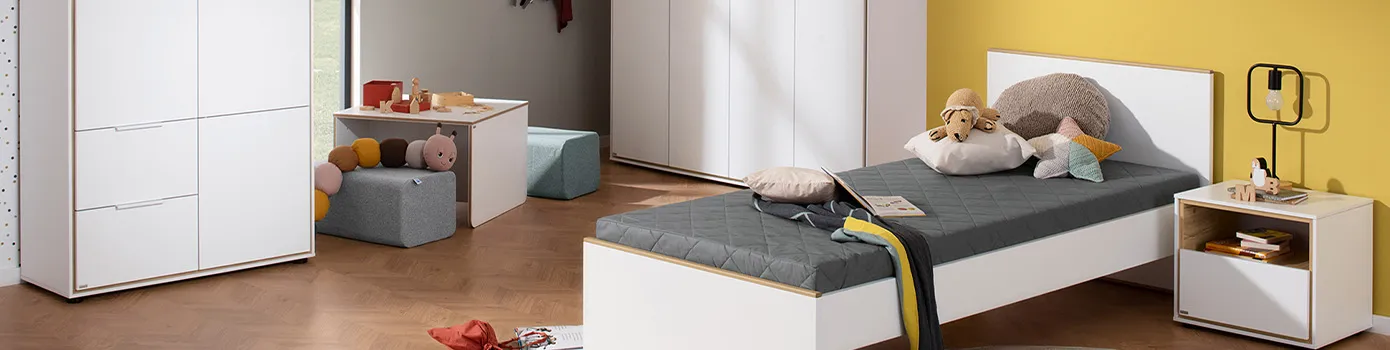 Jugendzimmer mit weißen Möbeln mit Holzakzenten, bestehend aus Highboard, Tisch, Wandboard, Schrank, Bett und Nachtkommode