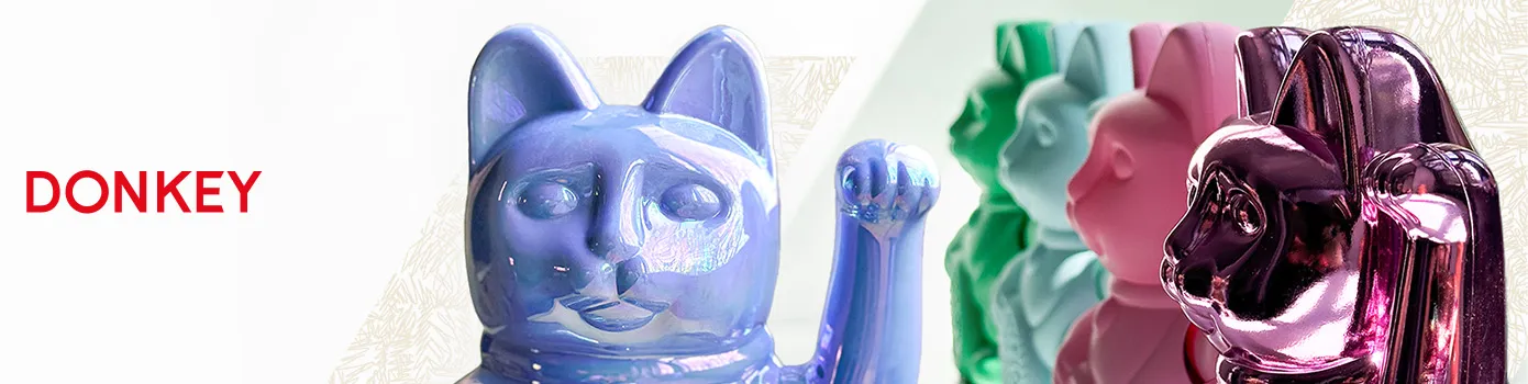 Donkey. Glänzende hellblaue, matte grüne, matte mintgrüne, matte rosa und metallic-glänzende rosa Winkekatze