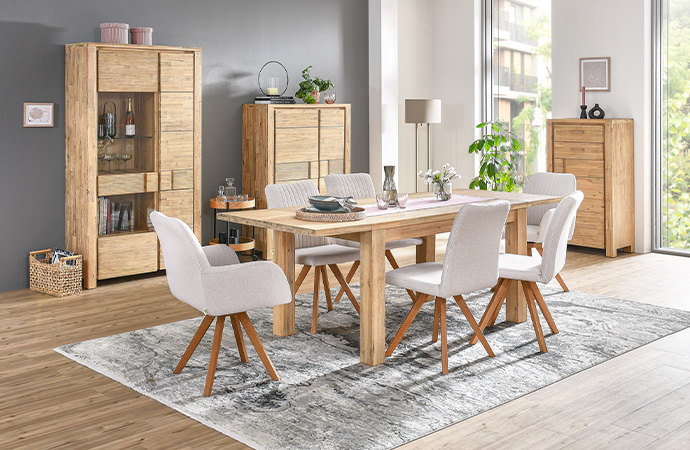 Geradlinige Esszimmerserie aus hellem Holz 