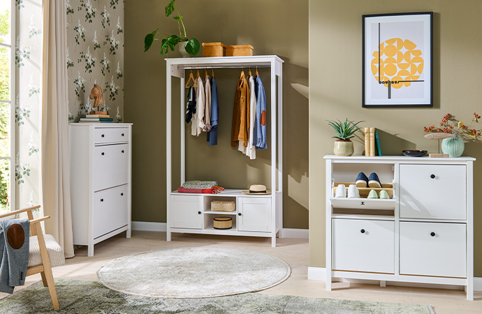 Flurmöbeln aus weißem Kiefernholz im Landhausstil