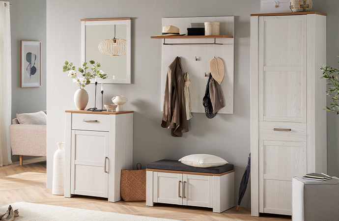 Weiße Flurmöbeln in Holzoptik, Rahmenfronten im Landhausstil
