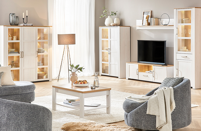 Weiße Landhausmöbel mit Holz-Optik und Rahmenfronten