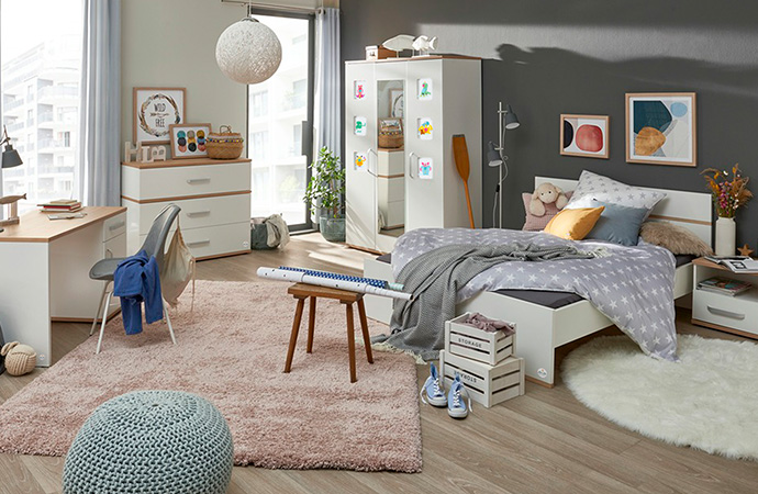 Kinderzimmermöbel in Weiß mit Holzakzenten und Bilderrahmen in den Türfronten