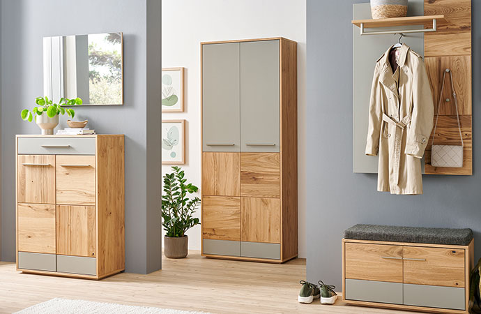 Moderne Flurserie, Fronten Wildeiche-Optik mit markanter Maserung und Akzente in Hellgrau