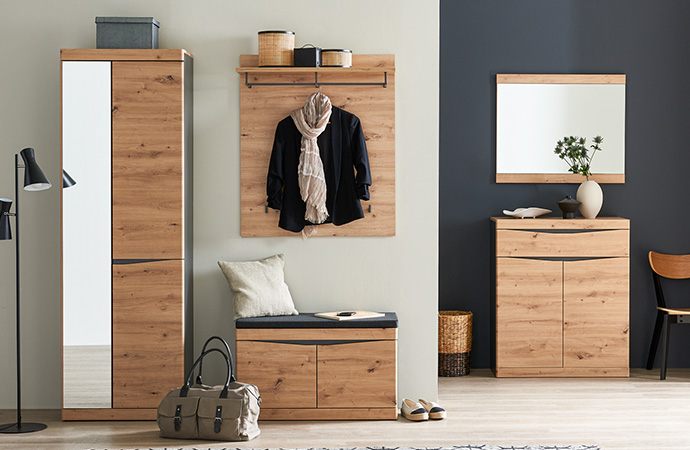 Grifflose Garderobenmöbel in warmer Holz-Optik