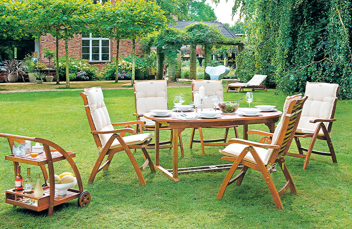 Gartenmöbel im Landhausstil in warmem Holzton