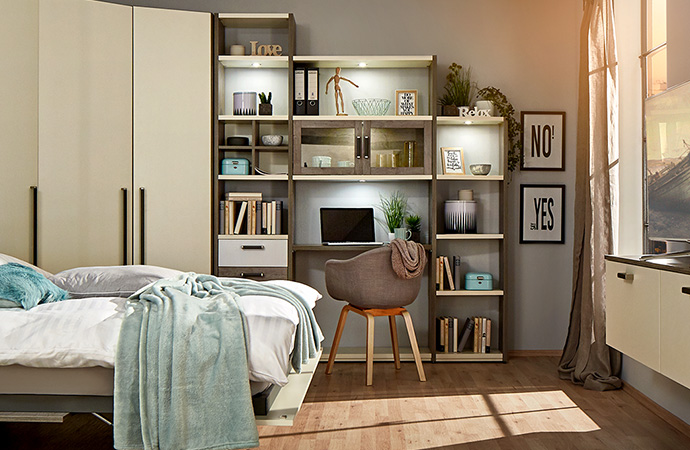 Schrank-Klappbett in grauer Holz-Optik und Weiß