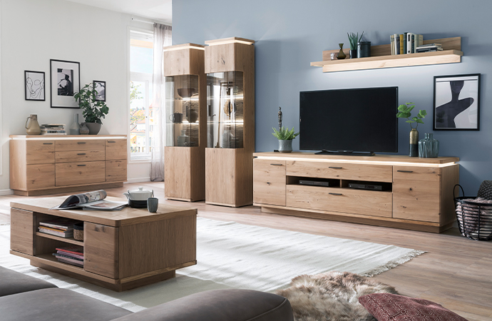 Holzmöbel im Wohnzimmer mit LED-Streifen unter der Abdeckplatte und Glaskantenbeleuchtung
