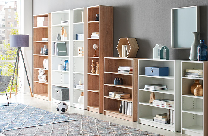 Wand mit Regalen in Weiß & Holzoptik in verschiedenen Höhen und Breiten