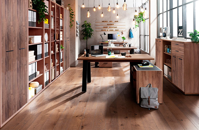 Moderne, geradlinige Büromöbel in dunklem Holzdekor mit schwarzen Akzenten