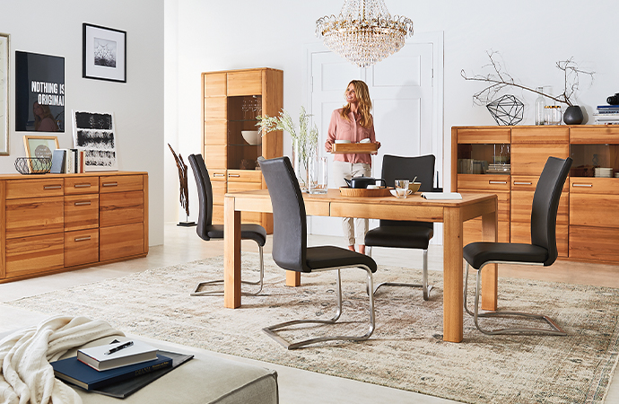 Möbel für Wohnzimmer in rötlichem Holz und klarer Formsprache