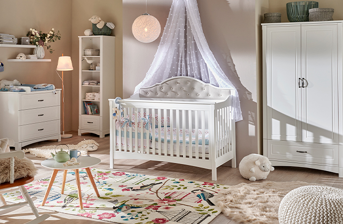 Weiße Babymöbel mit Landhaus-Charme und Rahmenfronten