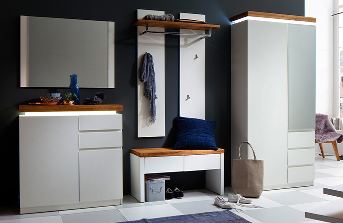 Weiße Flurmöbel mit Beleuchtung unter der Deckplatte