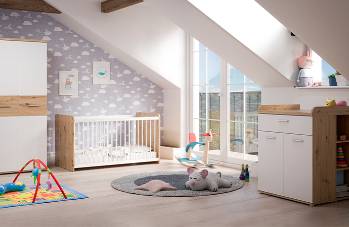 Weiße Babymöbel mit Akzenten in Holzoptik