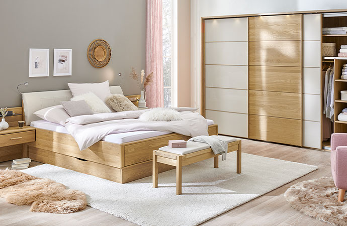 Puristische Schlafzimmermöbel in hellem Holz mit weißen Elementen