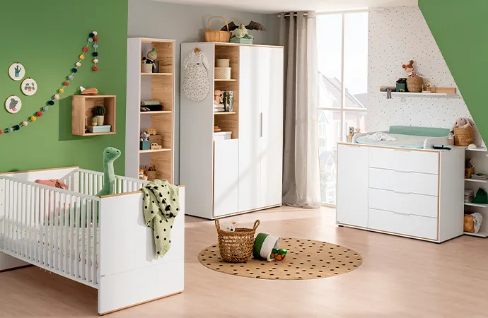 Geradlinige, weiße Babymöbel mit hellen Holzakzenten