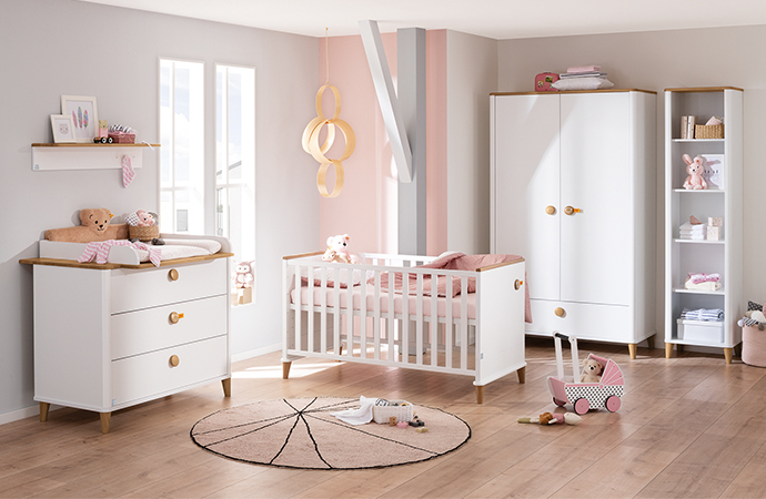 Babymöbel in Weiß mit Holzakzenten und runden Holzgriffen, Griffe teilweise mit Teddy-Kopf-Prägung