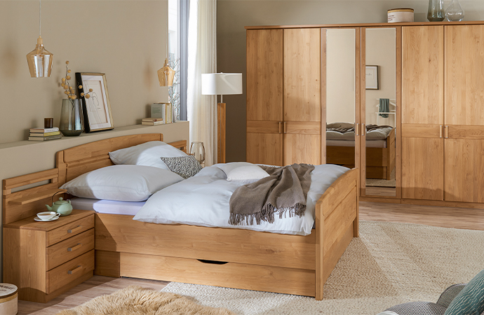 Klassische Schlafzimmerserie aus Erlenholz 