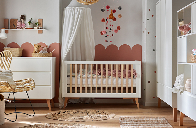 grifflose Babymöbel in Weiß mit Holzfüßen