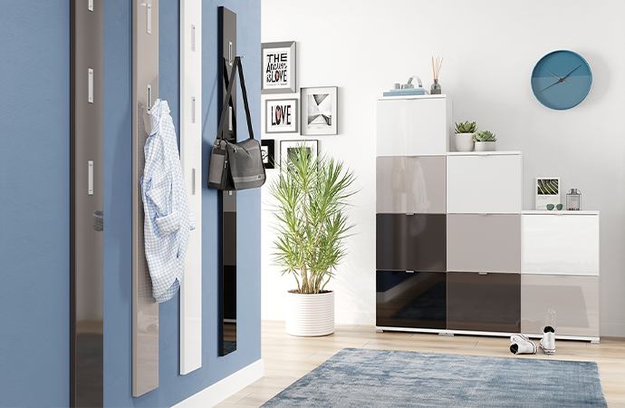 Garderoben-Serie im Baukastensystem mit verschiedenen Farben