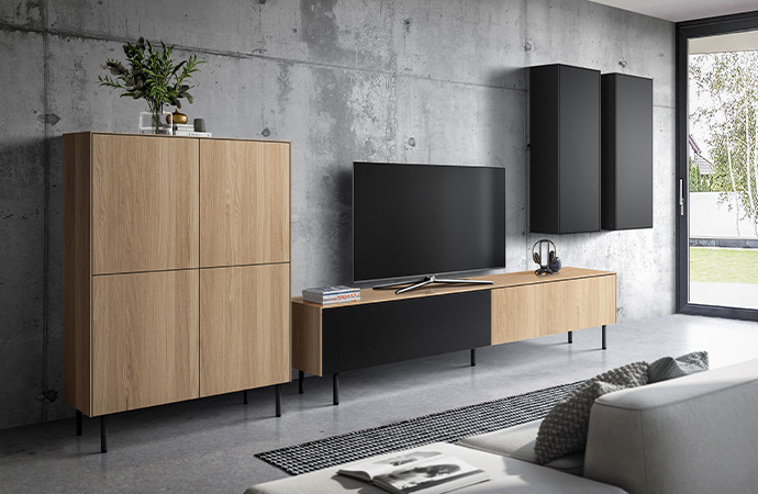 Minimalistische Möbel fürs Wohnzimmer in Holzoptik und Schwarz