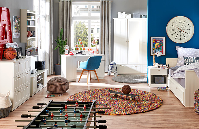 Weiße Jugendzimmermöbel im Landhausstil, Fronten in Lattenoptik