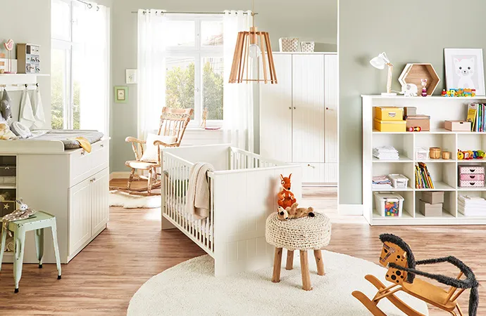 Weiße Babymöbel mit Landhaus-Charme, Fronten in Latten-Optik