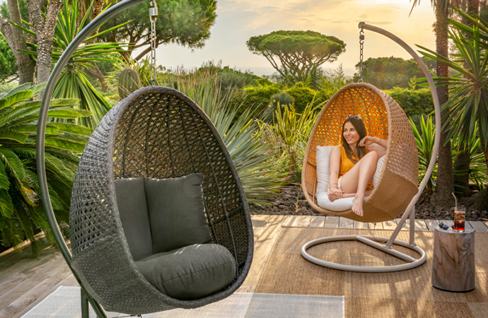 Hängesessel aus dunkel- und hellbraunem Polyrattan