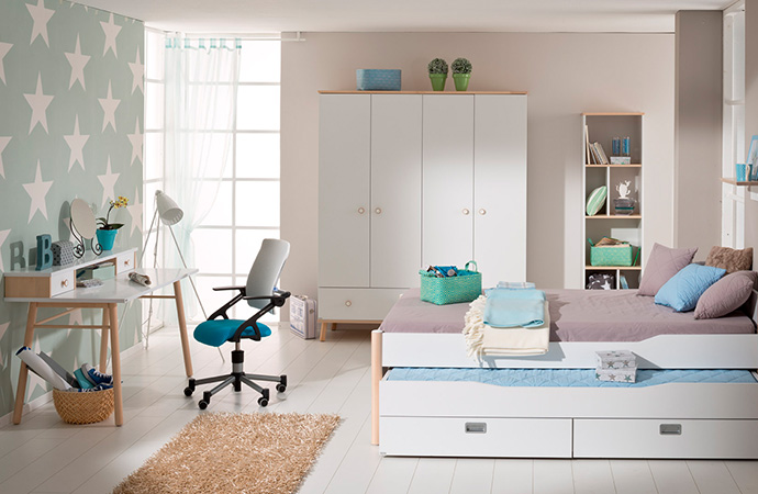 Jugendmöbel mit Skandi-Note in Weiß mit hellen Holz-Akzenten