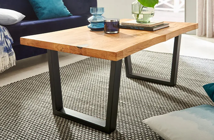 Couchtisch mit Holzplatte mit Baumkante, schwarzes Metallgestell