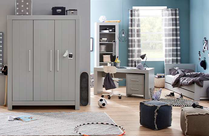 Schlichte Kinderzimmermöbel in Grau, Fronten in Holzlatten-Optik