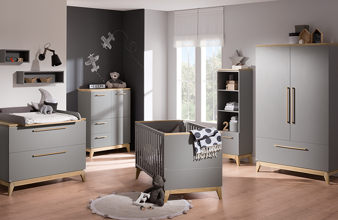 Babymöbel im Skandi-Stil in Grau mit Akzenten in hellem Holz