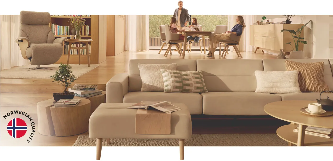 Norwegian Quality-Siegel mit norwegischer Flagge. Wohn-/Essbereich mit Sofa, Hocker, Relaxsessel, Tisch mit Polsterstühlen, Familie, weitere Möbel und Deko