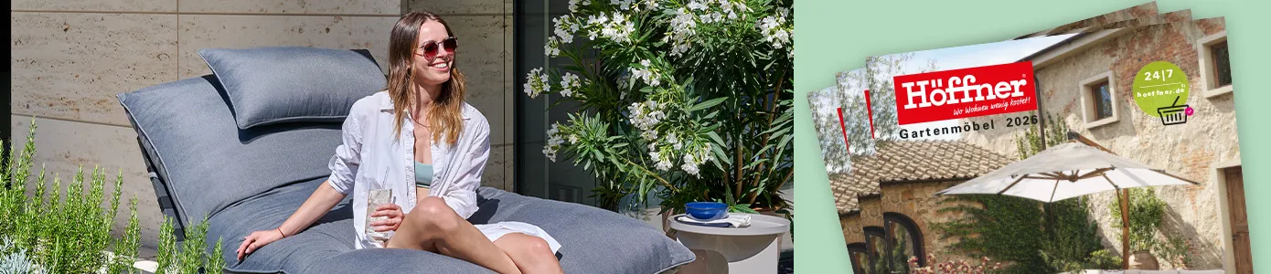 Frau auf Gartenliege und Cover des Gartenkatalog 2026 "Sommer-Lieblinge, Die neuen Garten- und Dekotrends mit Draußen-Bleib-Garantie"