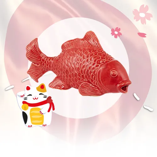 roter Deko-Karpfen und gezeichnete Winke-Katze vor Japanflagge