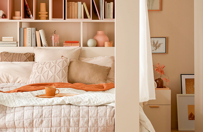 Minimalistische Schlafzimmermöbel in Weiß, Beige und mit bunten Regaleinsätzen, Himmelbett