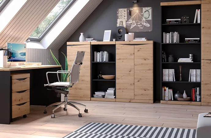 Grifflose Büromöbel in Holzoptik und Schwarz