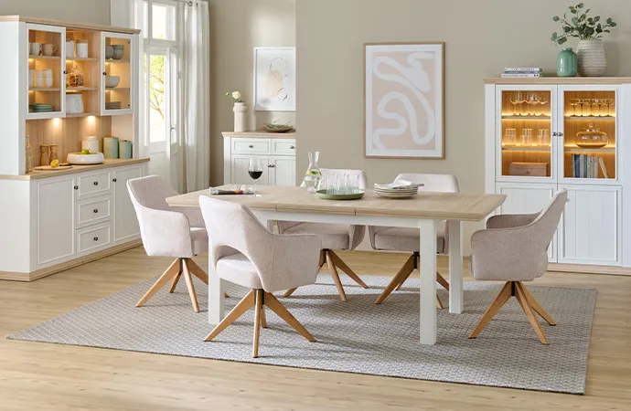 Esszimmer mit Landhausmöbeln in Weiß und Holzoptik, Esstisch und weiße Polsterstühle