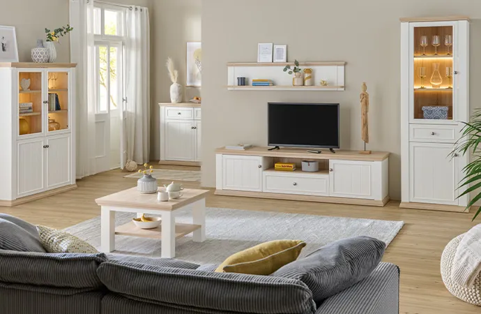 Weiße Landhausmöbel mit Kassettenfronten und hellen Holz-Akzenten