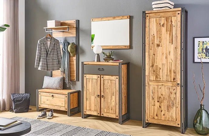 Flurmöbel aus Holz im Industrial-Stil mit schwarzen Metallrahmen