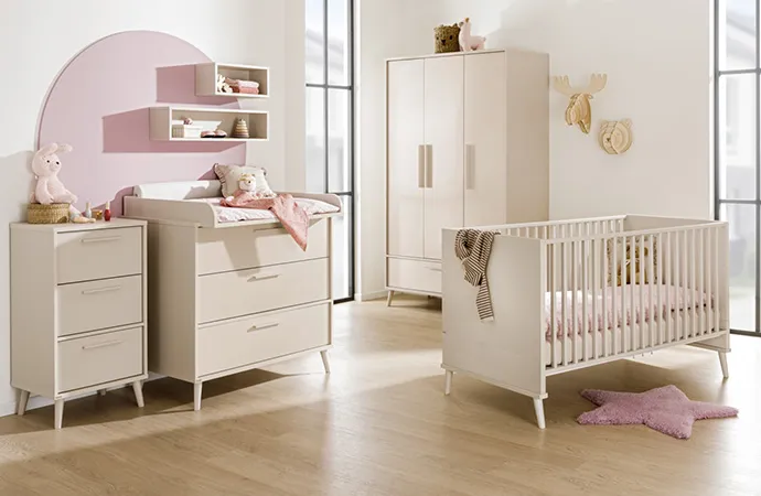 Babyzimmer mit Möbeln in Kaschmirbeige, geradlinige Form, spitze Möbelfüßchen