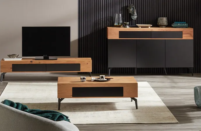 Wohnzimmer mit Möbeln in Schwarz und Wildeiche, bestehend aus Lowboard, Couchtisch, Sideboard, weißer Teppich, dunkelgraues Akustikpaneel, Stehleuchte und Deko.