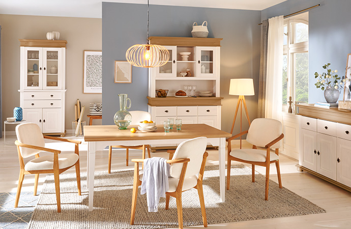 Landhausmöbel für den Essbereich, Weiß mit Holz-Akzenten, Rahmenfronten