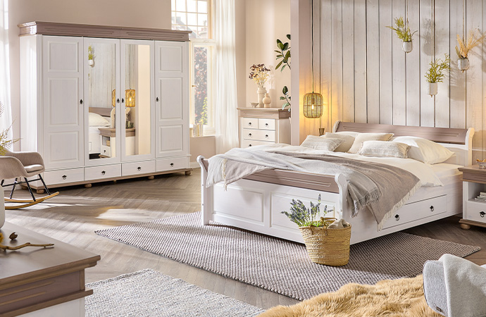 Landhausmöbel mit Kassettenfronten fürs Schlafzimmer, Weiß mit Holz-Akzenten