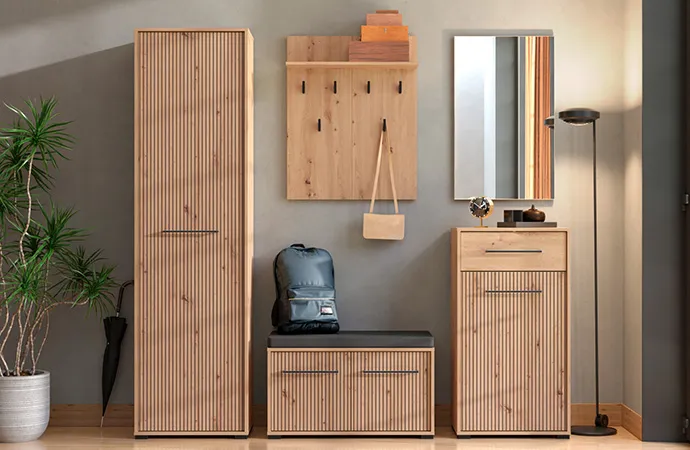 Flurmöbel in heller Holzoptik  mit geriffelten Fronten