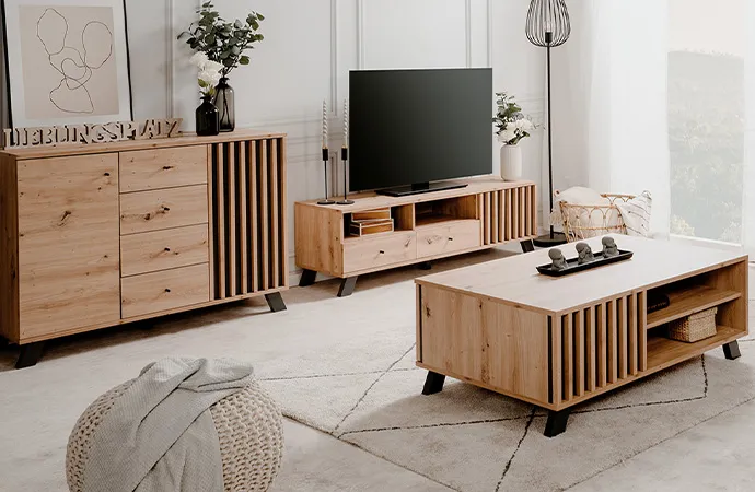 Wohnzimmer mit Möbeln in Asteichenoptik und Anthrazit, bestehend aus Kommode, Lowboard und Couchtisch, Deko