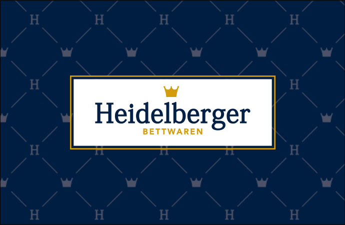 Heidelberger Bettwaren Markenlogo, im Hintergrund dunkelblaue Fläche mit graublauem Muster