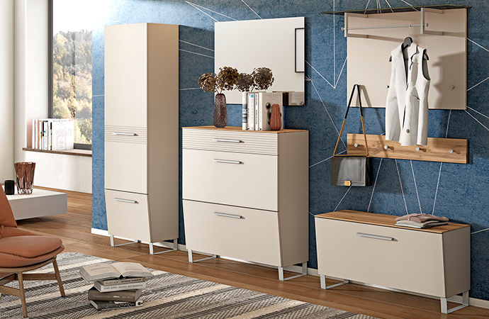 Moderne Flurmöbel in Sandbeige, Fronten nach unten verjüngt